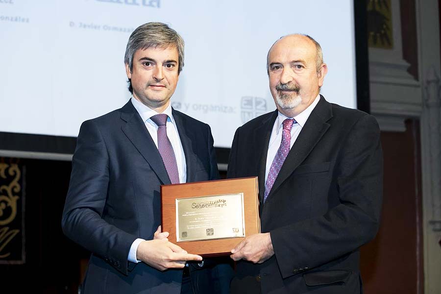 The founder of Velatia, Javier Ormazabal Ocerin, is honoured during AHEEE2018 for his entrepreneurial work and its impact on society