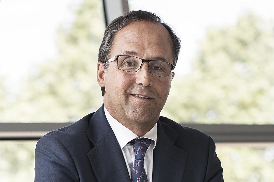 Velatia: Fernando Zabalgogeazcoa