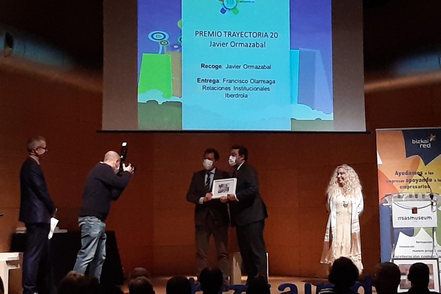 The Bizkaia Business Network Association presents Javier Ormazabal with the award for Best Professional Career