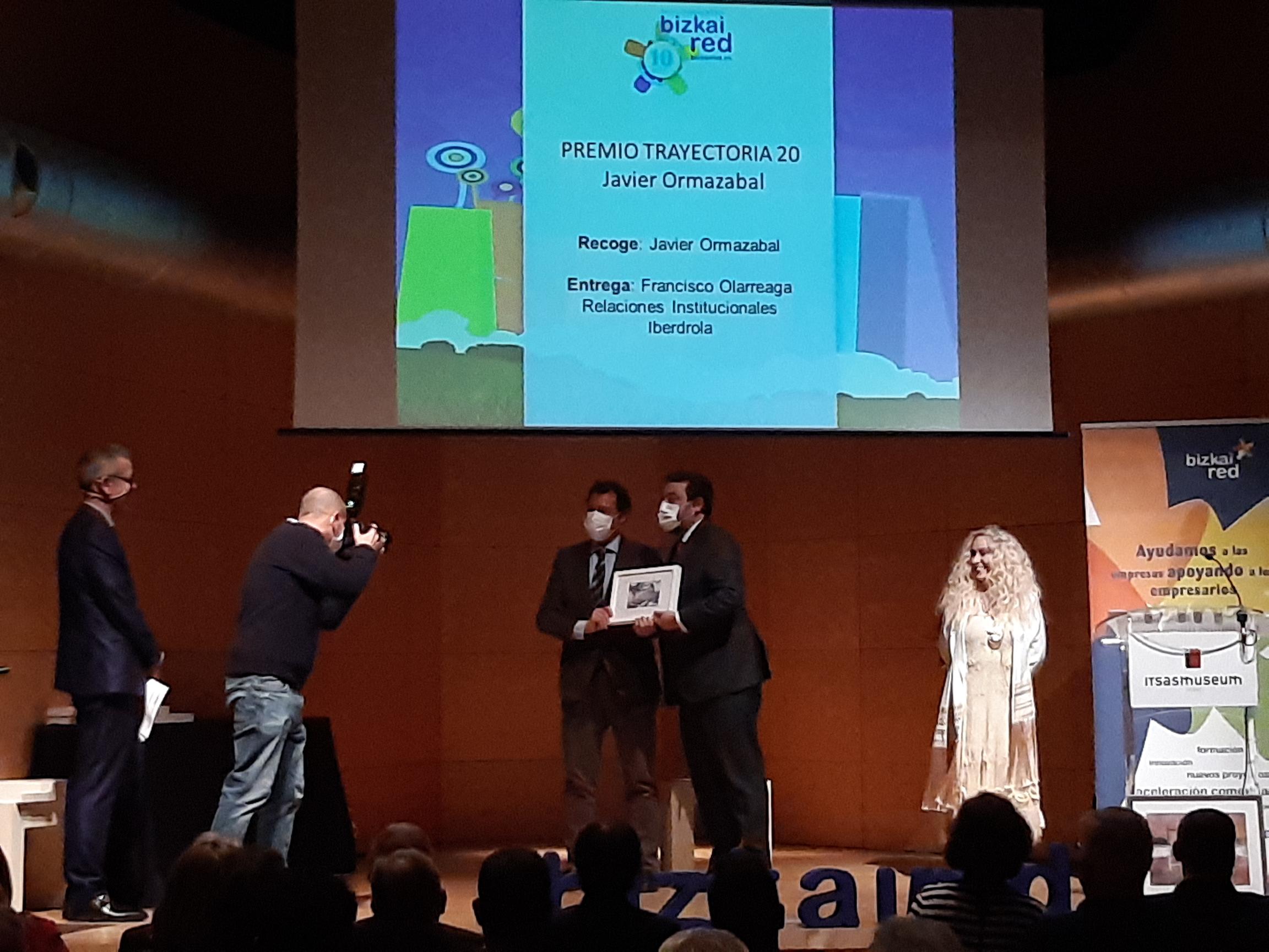 The Bizkaia Business Network Association presents Javier Ormazabal with the award for Best Professional Career