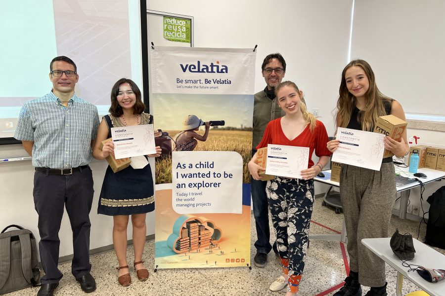 Velatia premia a varios estudiantes de ingeniería del TEC de Monterrey durante la ceremonia de clausura del reto de “Unidad de Interconexión de Dispositivos”