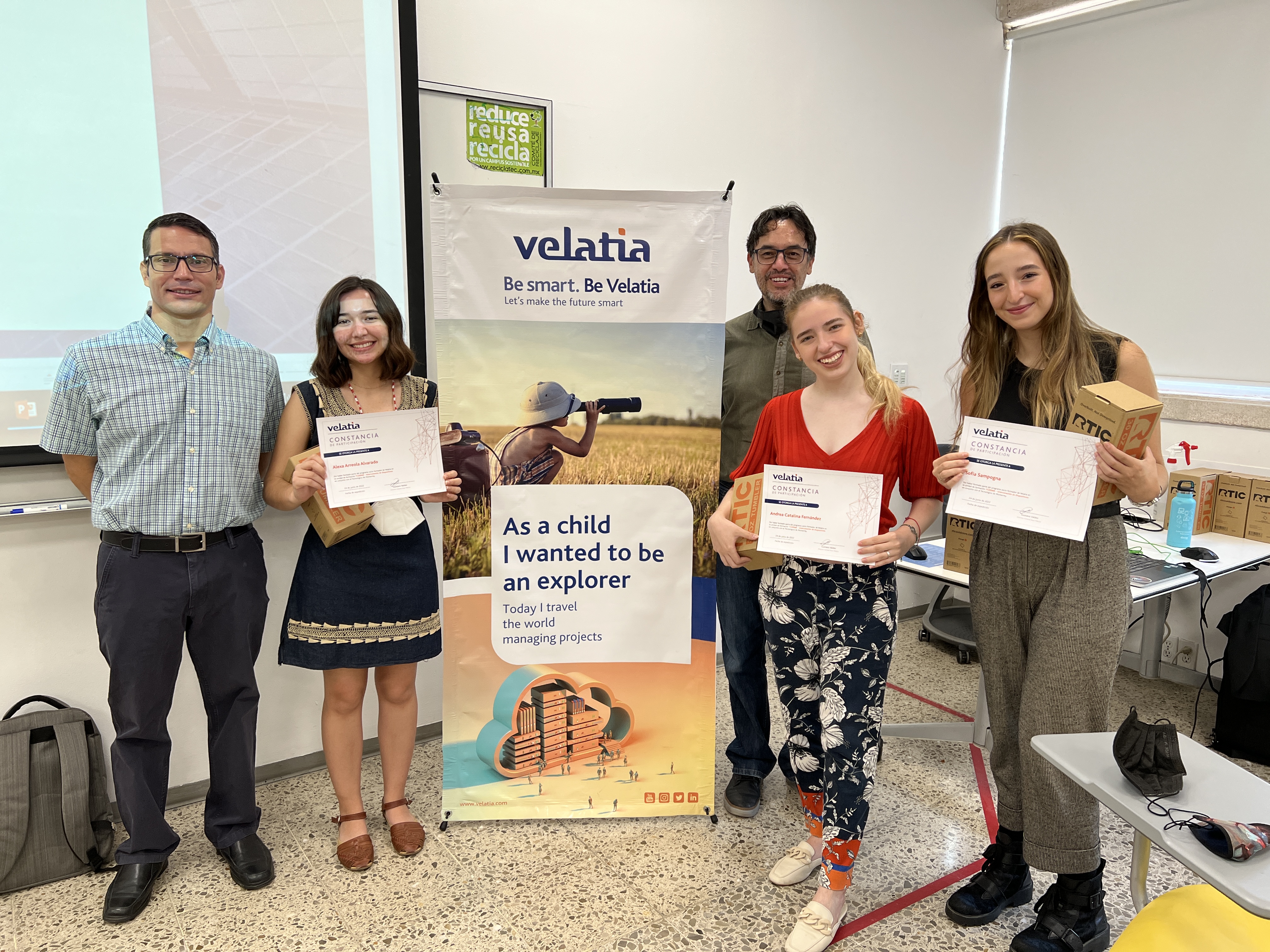 Velatia premia a varios estudiantes de ingeniería del TEC de Monterrey durante la ceremonia de clausura del reto de “Unidad de Interconexión de Dispositivos”