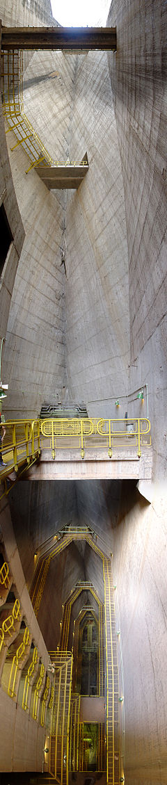 240px-itaipu_dc3a9cembre_2007_-_intc3a9rieur_du_barrage